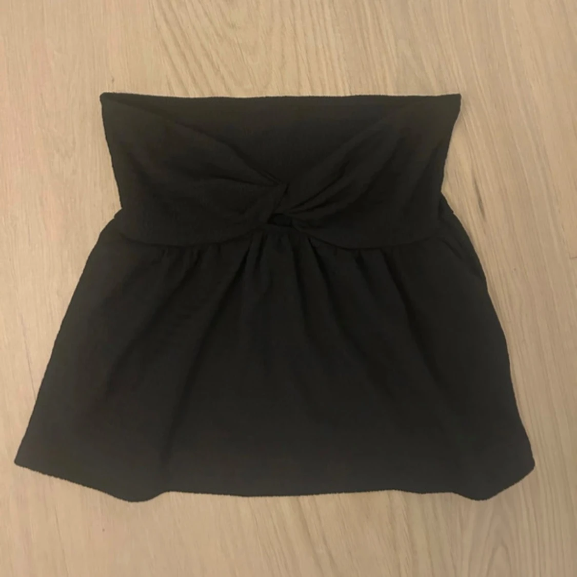 Svart bandeau tubtopp med twist