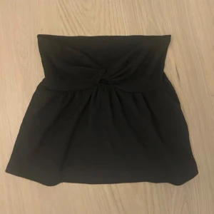 Svart bandeau tubtopp med twist - Jätte snygg topp som aldrig kommit till användning 