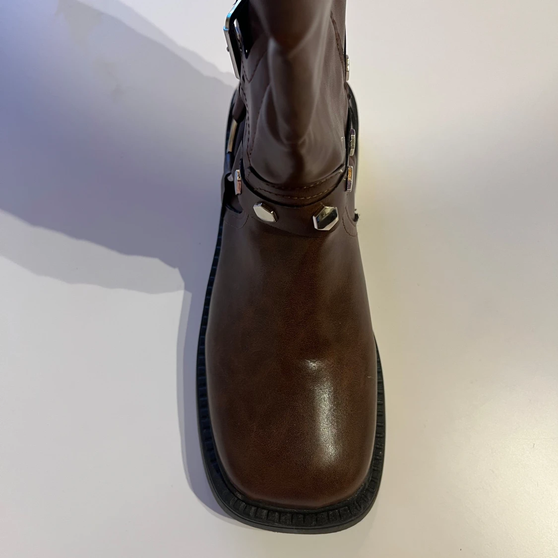 Bruna boots med spännen och nitar - 2