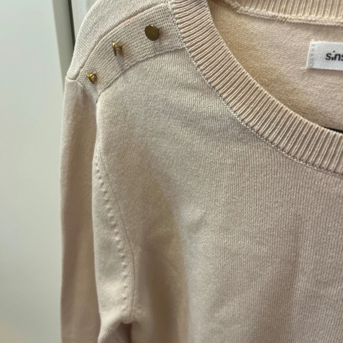 Beige tröja med gulddetaljer Sinsay - 3