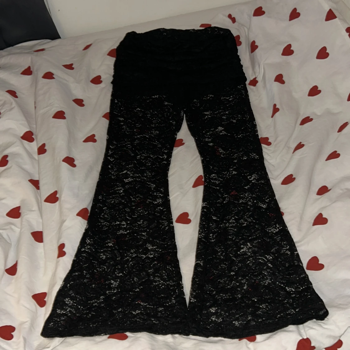 Svarta spetsbyxor med utsvängda ben