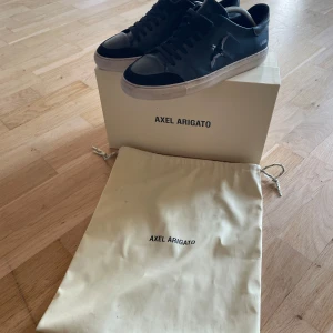 Axel Arigato Skor - Säljer nu ett par Axel Arigato Clean 90 B Bird till ett grymt pris!🍾| Storlek: 43 | Skick: Använda | Nypris: 2400 | Skriv vid frågor och funderingar!🤝
