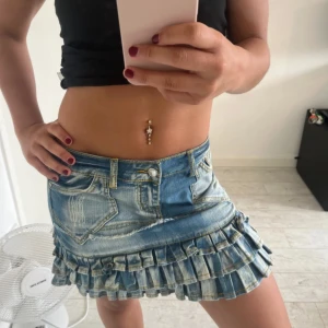 Lågmidjad jeanskjol med volanger - Superfin jeanskjol med volanger, midjemått 40 cm rakt över och längd 34 cm