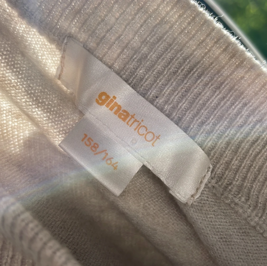 Grå tröja med text från Gina Tricot - 2