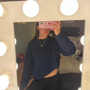 Mörkblå stickad tröja - Mörkblå stickat tröja från h&m använd en gång💕💕