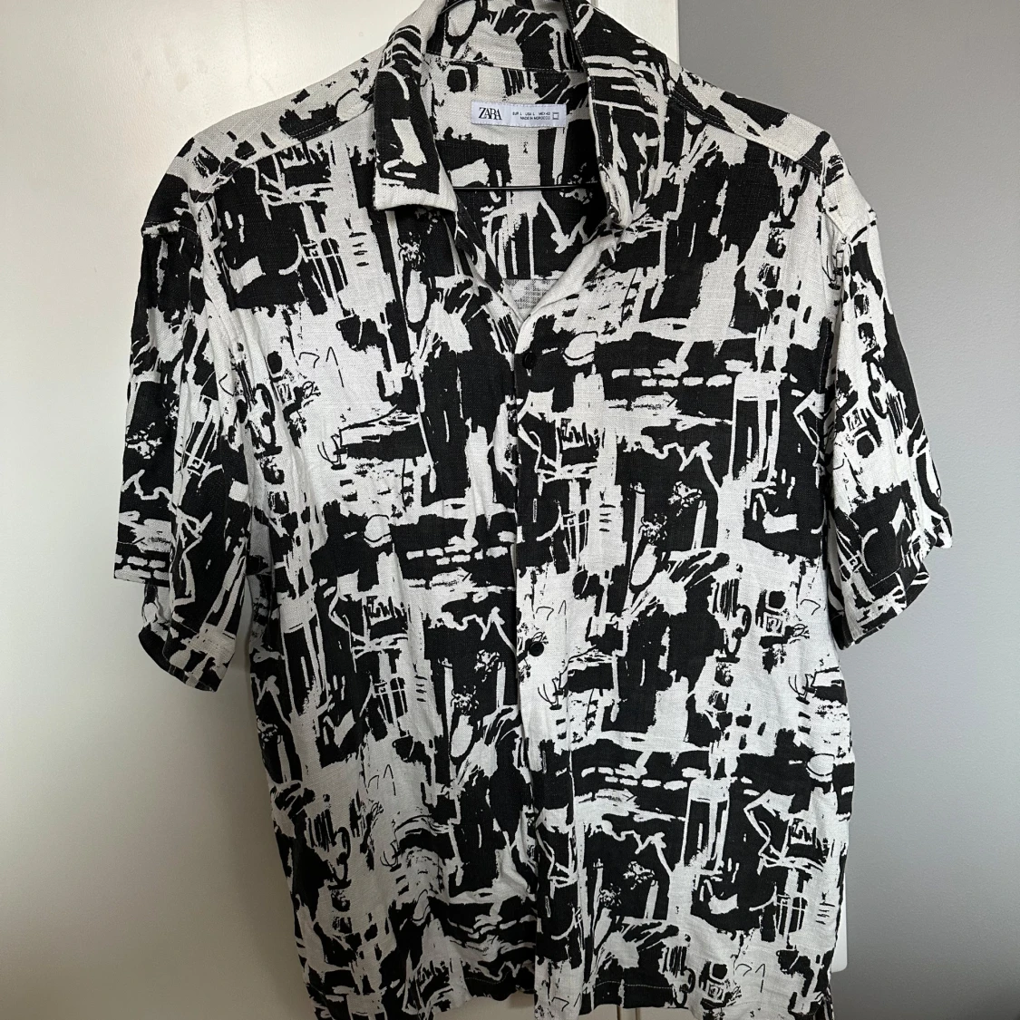 Svartvit mönstrad skjorta från Zara