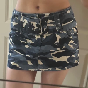 y2k minikjol med skärp  - minikjol från mango i storlek 36 med lapp kvar. använd ”köp nu”. 10/6-2025