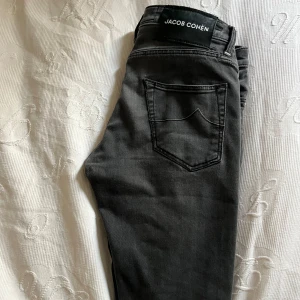 Jacob Cohën jeans - Säljer nu mina jacob cohën jeans då dem börjar bli för små. Sjukt sköna byxor med mycket stretch i. Storlek 31 men skulle påstå passar lite större. Priset är lågt pga att jag vill bli av med dem snabbt. 