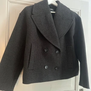 Zara kappa - grå kappa från Zara storlek xs! Köpt för full pris , Jätte fin och aldrig använd🥰🥰hör av dig vid frågor  