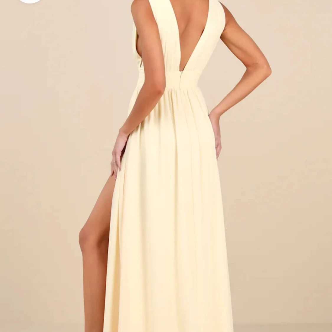 Ljusgul långklänning med djup v-ringning - 2