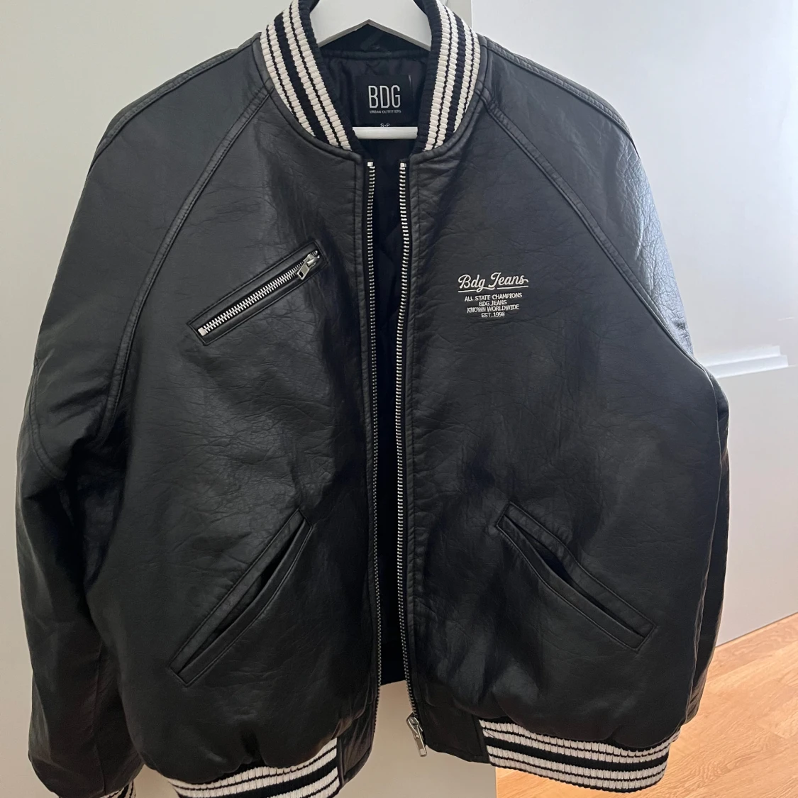 Svart bomberjacka från BDG Denim - 3