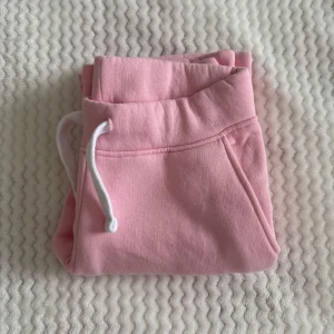 Rosa mjukisbyxor från Russemerch  - Rosa mjukisbyxor med vita snören. Nypris 499:-.