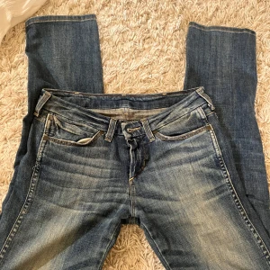 Blåa jeans - Säljer dessa blåa jeans som är bootcut. Storlek står inte men skulle säga S. Använd men fortfarande bra skick.💕