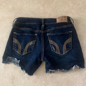 Hollister shorts - Svinsnygga lågmidjade shorts jag klippt själv, passar inte längre! Är stretchiga och brukar vika upp dem lite🥰