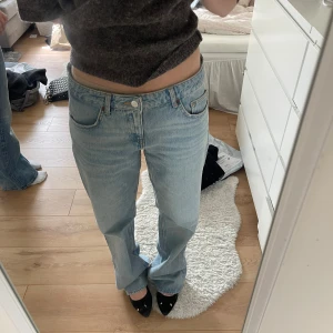Ljusblå raka jeans från Zara - Jättefina raka/vida jeans från zara i storlek 38, oanvänt skick