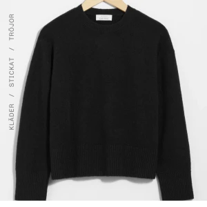 Svart stickad tröja från & Other Stories - Skit najs svart stickad tröja från & other stories! Tröjan är i jättebra skick utan noppror! Nypris 490kr mitt pris 200kr💘