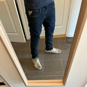 Replay anbass - Riktigt feta replay jeans! Har inga defekter eller skador. Storlek w30/L32. Modelllen är anbass. Vid frågor eller funderingar är det bara att kontakta mig✌️