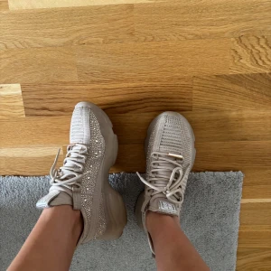 Steve madden skor - Beige - glittriga skor ifrån steve madden. Storlek 40 men passar mig som har storlek 39. De är knappt använda. Pris går att diskuteras vid snabbt köp!
