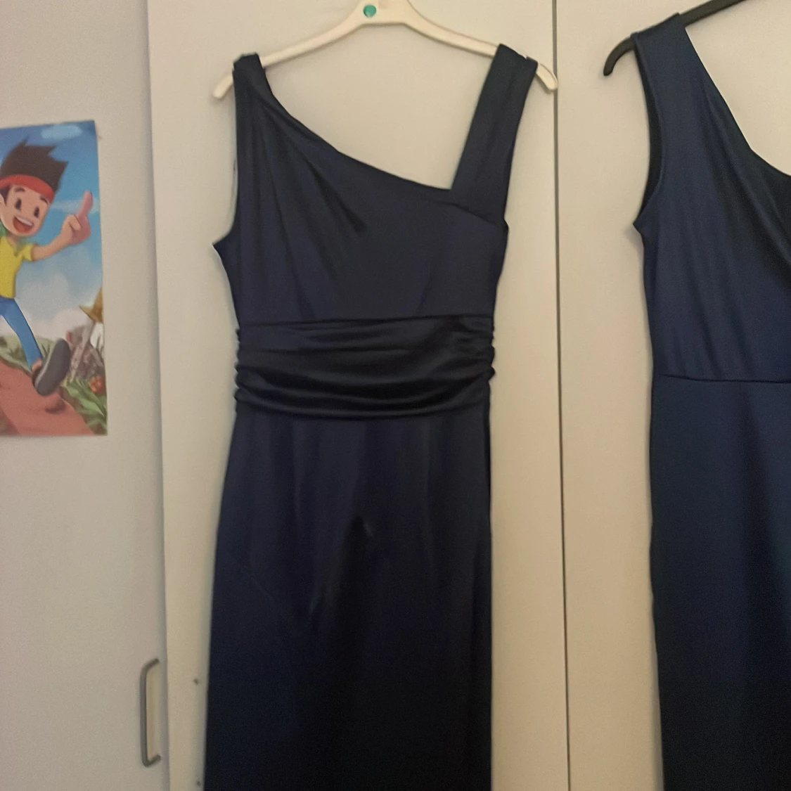 Marinblå långklänning oneshoulder - 1