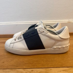 Valentino open sneakers - Säljer nu dessa fina valentino open skor | Storlek 43 | Super fint skick,  Kvitto ingår som intygar äktheten | Hör gärna av er vid frågor eller funderingar
