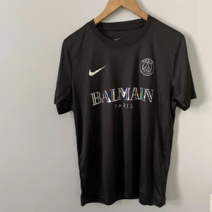 Psg Balmain fotbollströja - Säljer en fin Psg replika fotbollströja. Storlek: S. Helt oanvänd