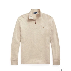 Polo Ralph Lauren half zip tröjor - Två stilrena långärmade tröjor från Polo Ralph Lauren med half zip och klassisk broderad logga på bröstet. En i beige och en i svart, båda i mjuk bomull. Perfekt för lager-på-lager och snygg till jeans eller chinos.har alla storlekar