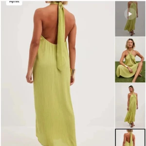 Ljusgrön långklänning med halterneck - Säljer denna otroliga klänningen då jag ej tycker att jag passar i färgen !🌸strl sitte Rami S