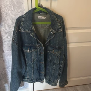 Jeansjacka - Populär jeansjacka från perfect jeans i storlek XS, men skulle säga att den sitter som S (lite oversized) 