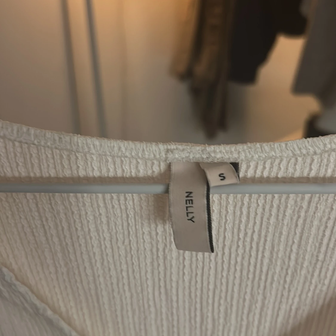 Vit v-ringad topp från Nelly - 2