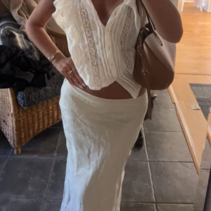 Vit långkjol i linne - Säljer denna superfina klänningen, använd max 3 ggr🌸färgen är typ cream white