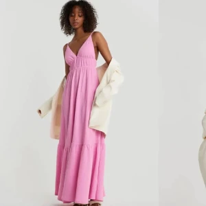 Rosa Gina Tricot Carmen Maxi Dress - Rosa Gina Tricot Carmen Maxi Dress. Superfin långklänning i rosa med smala axelband och v-ringning. Använd fåtal gånger, fint skick🩷