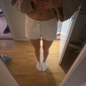 Vita jeansshorts - Snygga vita jeansshorts