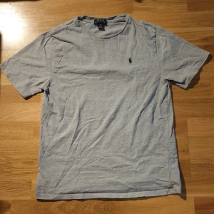  Ralph Lauren Grå T-shirt  - Tjo grabbar! En stilren Grå Ralph Lauren T-shirt som är i jättebra skick bara något skrynklig men kan fixas om man stryker den. Perfa för Grischare men passar säkert till annat också. Storlek S ungefär eftersom de är XL i barn storlek. Finns massa andra Ralph Lauren kläder på profilen så de är bara in o shoppa och följ gärna för att bli först till dom nyaste. Pris kan diskuteras. Ha de gött annars😉.