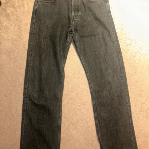 Svarta raka jeans från Weekday - Säljer ett par svarta jeans från Weekday med rak passform och klassisk design. Jeansen är tillverkade i denim med snygg klassisk look, passar till allt. Bra skick utan några avvikelser.