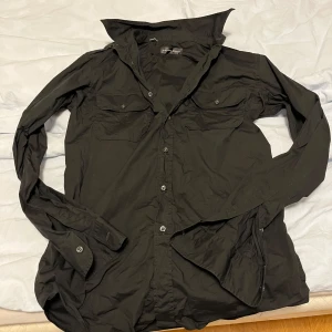 Ralph Lauren skjorta Svart - Svart ralph lauren skjorta perfekt för sommaren. Nästan inte använd och i storlek M