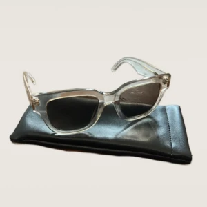 Fyrkantiga beiga solglasögon - 🎀fint skick! 🎀 skriv vid funderingar! . . • ☆ . ° .• °:. *₊ ° . ☆˚ ♡ ·˚ 