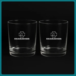2st Whiskeyglas- Rammstein -  Dessa eleganta graverade whiskeyglas kombinerar enkelhet med stil och passar lika bra för en klassisk whiskey med is som för kreativa, färgglada desserter. Den låga och raka formen framhäver dryckens eller dessertens karaktär och ger glaset en sofistikerad men diskret känsla. Gravyren enligt bild ger varje glas en personlig och unik detalj – perfekt som en omtänksam present eller ett smakfullt tillskott till din egen glassamling. Har du en egen text eller design du vill ha graverad? Hör av dig!