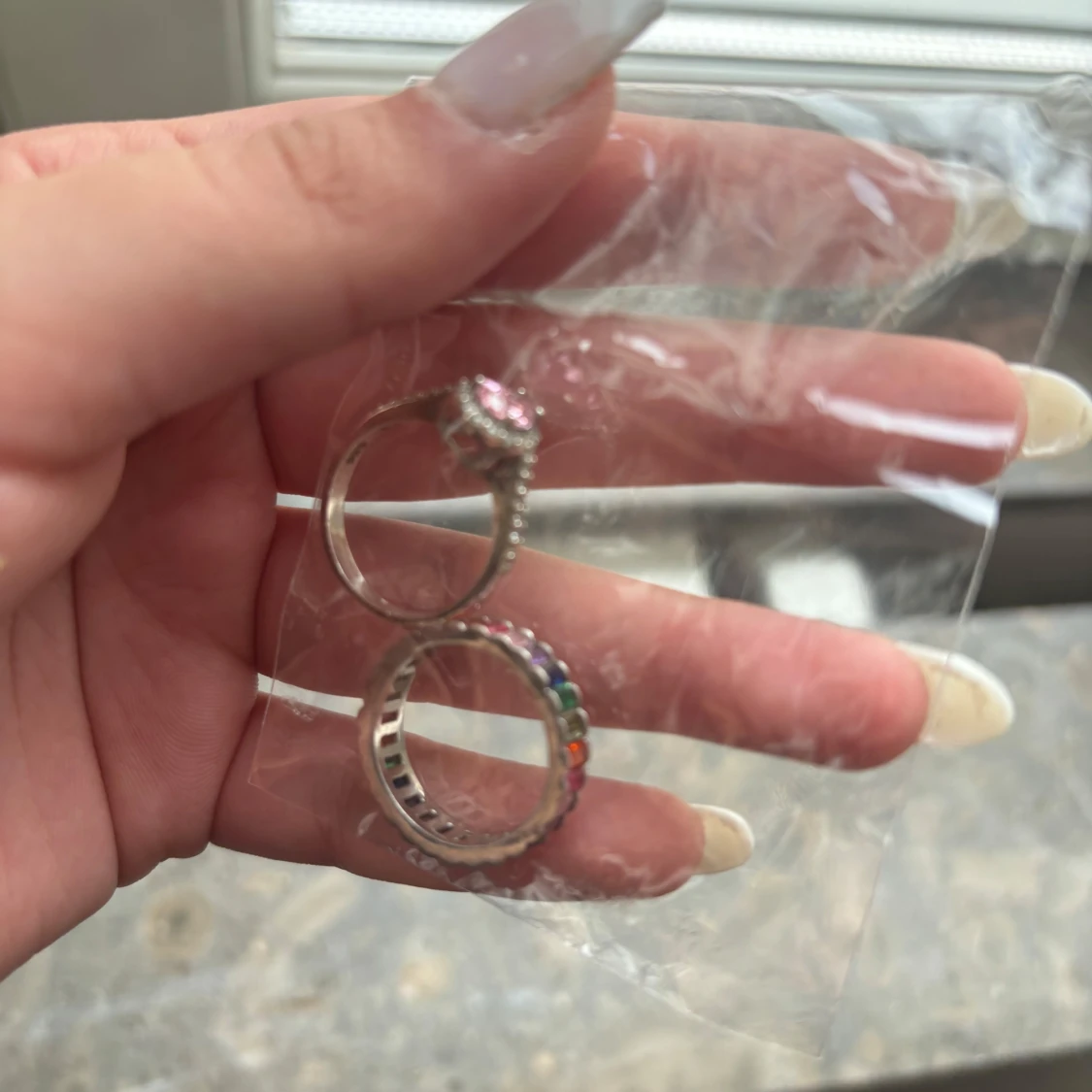 Två ringar med färgstenar och rosa sten - 4