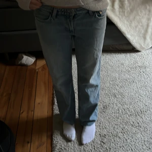 Ett var straight ljusblåa jeans - Ett par super snygga jeans från weekday, som jag klippte en cm längst ner. I super bra skick!