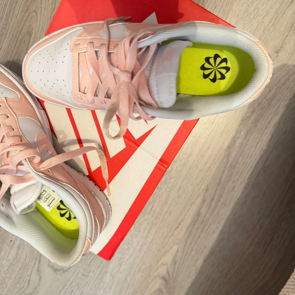 Nike Dunk Low i vitt och ljusrosa - 1