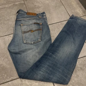 Ljusblåa Nudie Jeans.  - Säljer ett par ritkigt feta jeans från nudie. De är snyggt slitna med en snygg tvätt. Tveka inte om o skriva om ni undrar nåt. Pris, fler bilder osv. 
