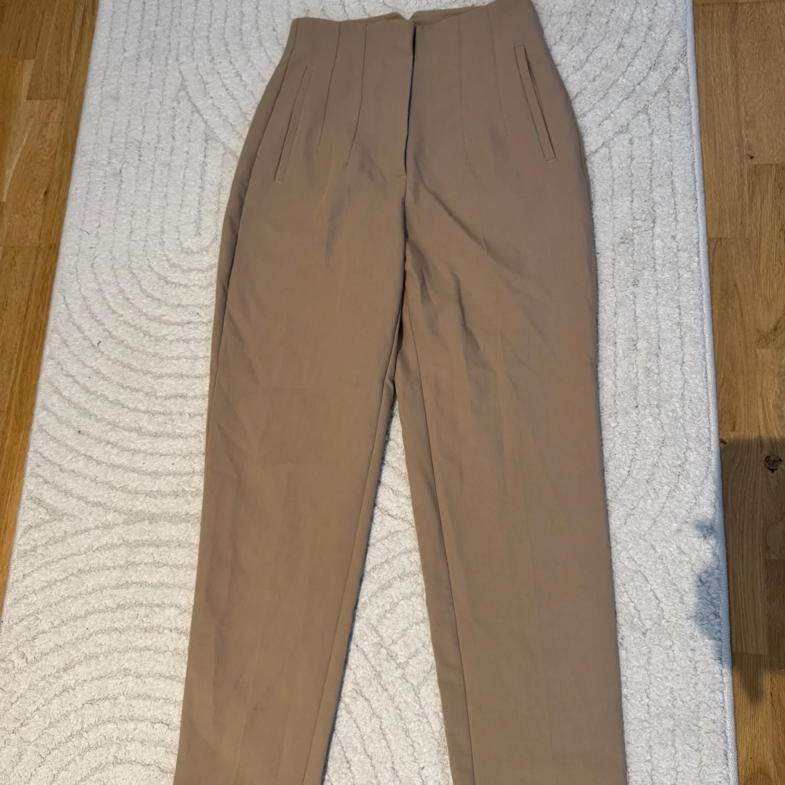 Beige kostymbyxor från Zara - 1