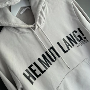 Helmut Lang Hoodie - Mycket fint skick men två fläckar, bild 4-5. Dessa syns knappt och det sista sitter i luvan så kommer aldrig synas. Nypris ca 3500kr. Storlek XS passar dig som är 168-178 ungefär. Skriv för mer information 🤝