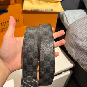 Grå Rutigt bälte - Box och tillbehör kommer med