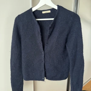 Mörkblå kofta från Gina Tricot XS - Mysig mörkblå kofta från Gina Tricot i premiumkvalitet. Koftan har lång ärm, rund halsringning och knäppning framtill. Tillverkad i ett stickat material som känns både mjukt och varmt, perfekt för både vardags outfits och till fest☺️