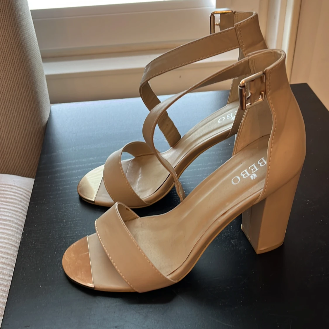 Beige sandaler med klack från BEBO