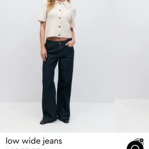 Low wide jenas  - Low wide jeans i mörkblå från Gina tricot! Storlek 36, bra skick🩵