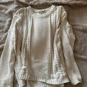 Vit stickad tröja med mönster  - Säljer min vita kabelstickade tröja från monki💞