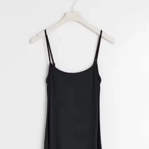 Oanvänd viral gina klänning svart slip dress  - En stilren svart långklänning med smala axelband och rak siluett. Klänningen har minimalistisk design och faller snyggt längs kroppen, perfekt för dig som gillar enkel och klassisk stil. Köptes för 399, och aldrig kommit till användning, priset kan diskuteras vid snabb affär!!