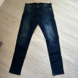 Mörkblåa herr Replay jeans  - Replay jeans i nytt skick, vet inte vilken storlek då lappen är bortklippt.. 